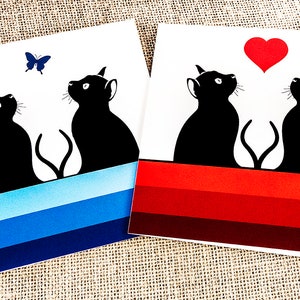 Carte de voeux amoureux des chats chats minou dessin animé mignon amour romance coeur rouge rayures papillon bleu blanc à l'intérieur silhouettes noires deux couple