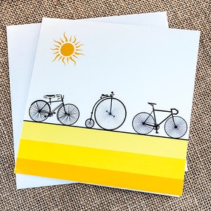 Biglietto di auguri ciclista appassionato di ciclismo biciclette bici ciclo penny farthing bici da corsa sagome sole giallo vuoto all'interno tour de France