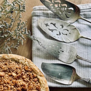 Ręcznie stemplowany serwer do ciast i placków, „Baked With Love”, prezent na Dzień Matki, prezent urodzinowy