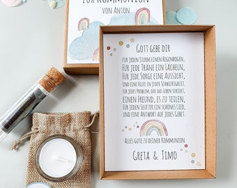 Puede incluir: Una caja de regalo para una celebración de comunión con una tarjeta que dice "Gott gebe dir" y una vela pequeña en una bolsa de arpillera. La tarjeta tiene un diseño de arcoíris de acuarela y el texto "Zur Kommunion von Anton" en el frente.