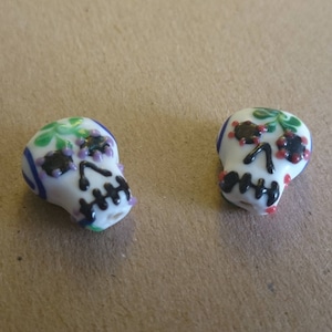 2 perles forme crâne calavera, tête de mort mexique en verre image 1