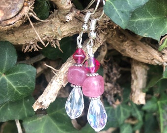 Fines boucles d'oreilles pendantes en perle transparente et pierre naturelle rose