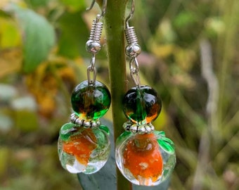 Fines boucles d’oreilles d’Automne, perle en verre orange et verte.