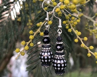 Boucles d’oreilles pendantes en perle de couleur noires et blanches