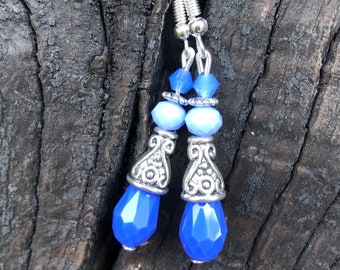 Fines boucles d’oreilles pendantes argentées et perles bleues