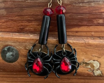 Boucles d’oreilles pendantes ‘spider love’ bronze, noir et rouge