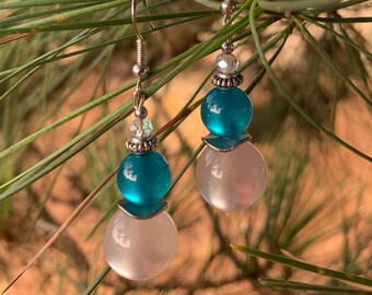 Boucles d’oreilles pendantes argentées avec perles blanche et turquoise.