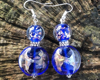 Boucles d’oreilles pendantes avec perles en verre bleues et argentées