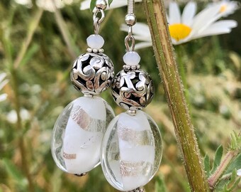 Boucles d’oreilles pendantes perle en verre blanche transparente et perle en métal argent.