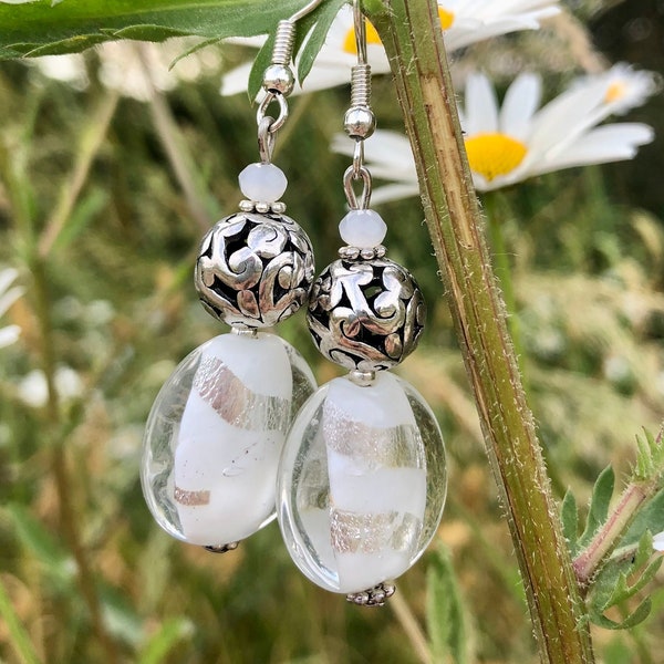 Boucles d’oreilles pendantes perle en verre blanche transparente et perle en métal argent.