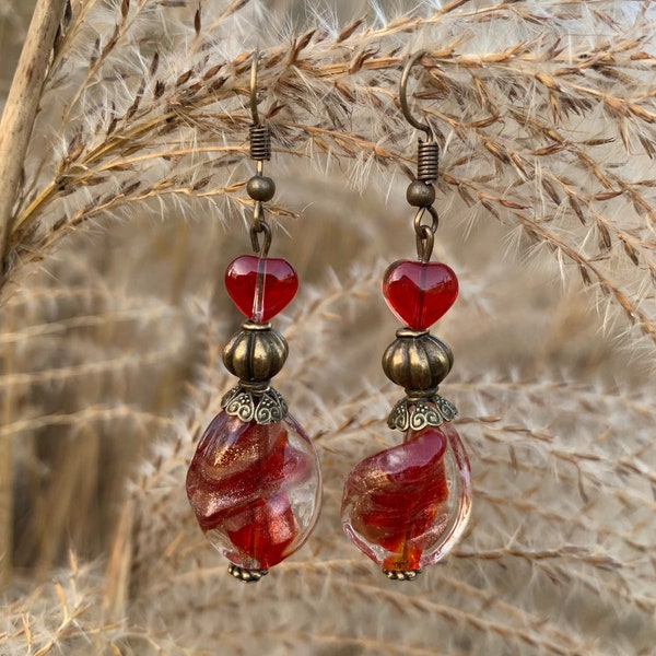 Boucles d'oreilles pendantes de couleur bronze perle en verre et coeur rouge