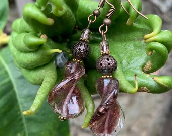 Boucles d’oreilles pendantes de couleur bronze et perle en verre ondulée mauve