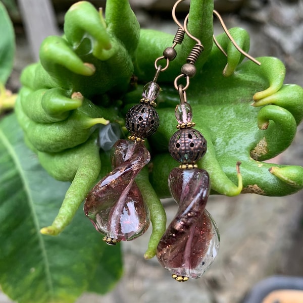 Boucles d’oreilles pendantes de couleur bronze et perle en verre ondulée mauve