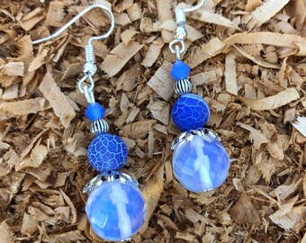 Boucles d'oreilles pendantes bleues, perle en verre et perle naturelle