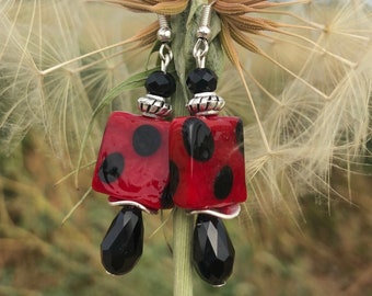 Boucles d'oreilles pendantes perle en verre 'coccinelle' rouge et noir