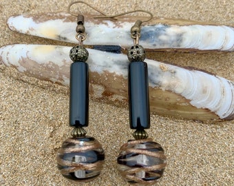 Boucles d’oreilles pendantes perle en verre de couleur noire et bronze