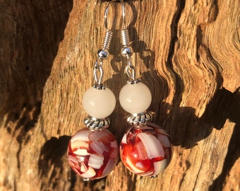 Handcrafted earrings in red and ivory glass – Pearl-like beads – Elegant style – Handmade jewelry