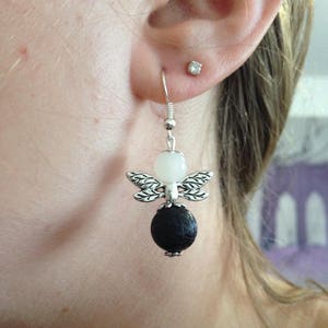 Boucles d'oreilles argentées 'petit ange' couleur noir et blanc. image 5