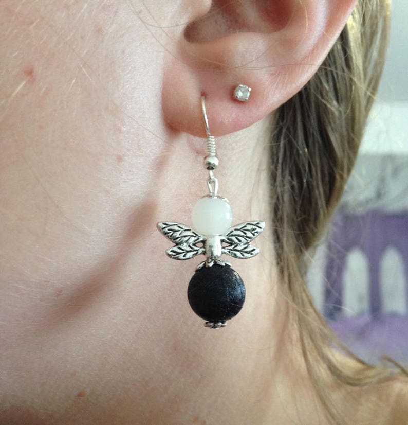 Boucles d'oreilles argentées 'petit ange' couleur noir et blanc. image 5