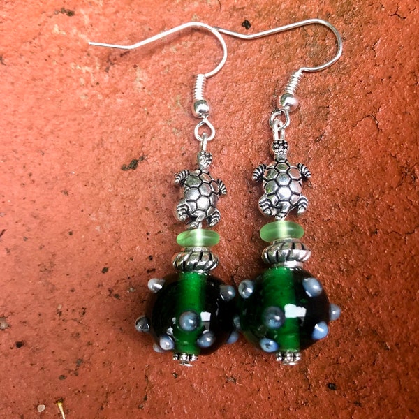 Boucles d’oreilles pendantes perle en verre verte et tortue