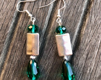 Boucles d’oreilles pendantes argentées, perle goutte en verre bleu canard.