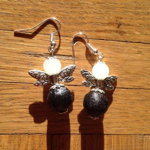 Boucles d'oreilles argentées 'petit ange' couleur noir et blanc. image 3