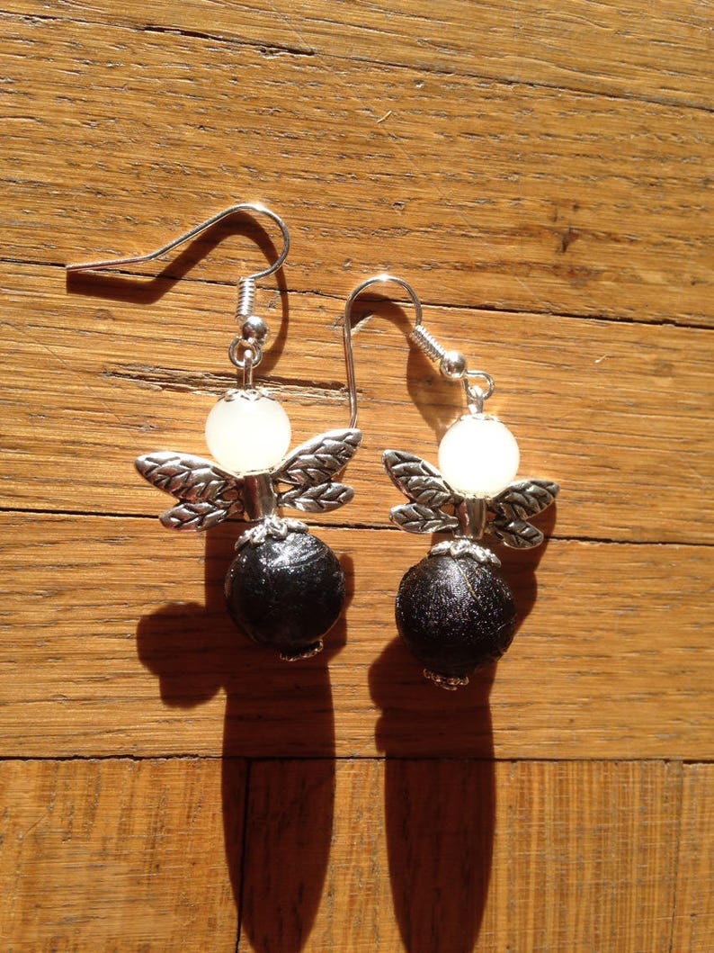 Boucles d'oreilles argentées 'petit ange' couleur noir et blanc. image 3