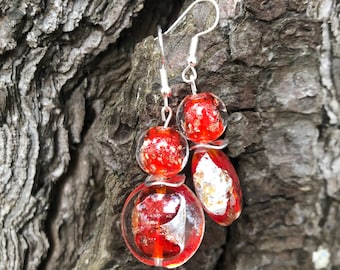 Boucles d’oreilles pendantes perles en verre rouges, reflets dorés