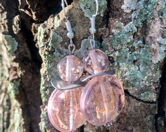 Boucles d’oreilles pendantes de couleur argent, perle en verre rose transparente aux reflets dorés