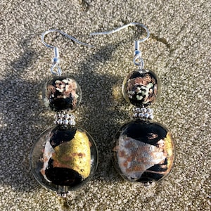 Boucles doreilles pendantes perle en verre noire, dorée et argentée image 1