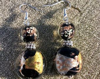 Boucles d’oreilles pendantes perle en verre noire, dorée et argentée