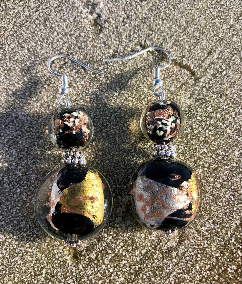 Boucles doreilles pendantes perle en verre noire, dorée et argentée image 1
