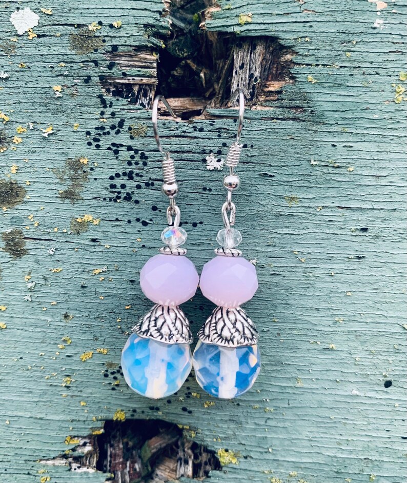 Boucles d'oreilles pendantes avec perles en verre de couleur transparente et rose image 1