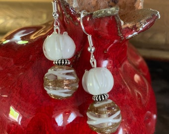 Boucles d’oreilles pendantes avec perles en verre blanche et mordoré.