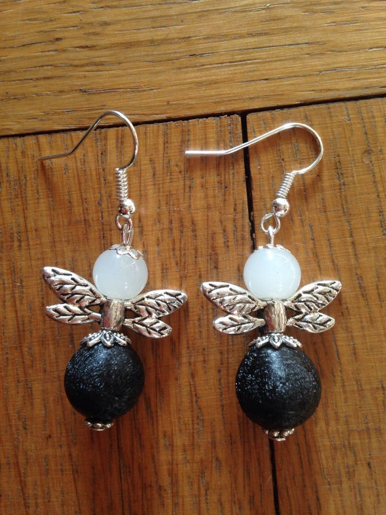 Boucles d'oreilles argentées 'petit ange' couleur noir et blanc. image 1