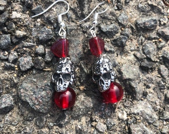 Boucles d’oreilles pendantes rock skull rouge