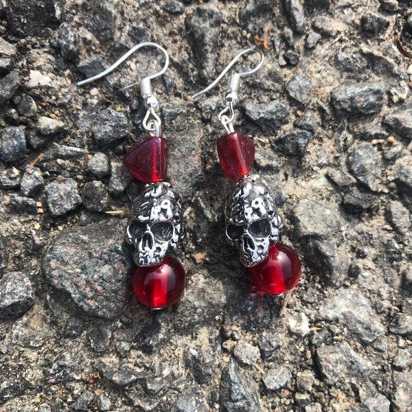 Boucles d’oreilles pendantes rock skull rouge