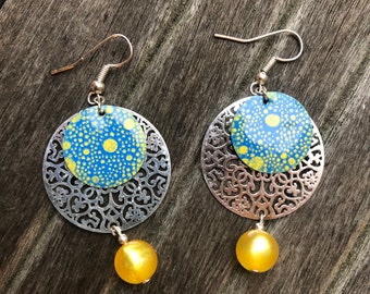 Boucles d’oreilles pendantes estampes argentées et sequins émaillés bleu/jaune