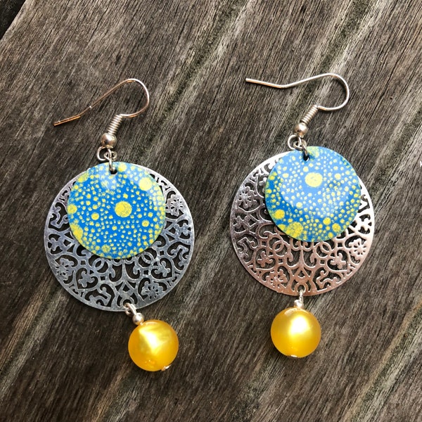 Boucles d’oreilles pendantes estampes argentées et sequins émaillés bleu/jaune