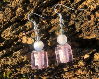 Boucles d’oreilles pendantes perle en verre rose et blanche