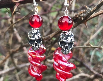 Boucles d’oreilles pendantes skull argent et perle en verre rouge