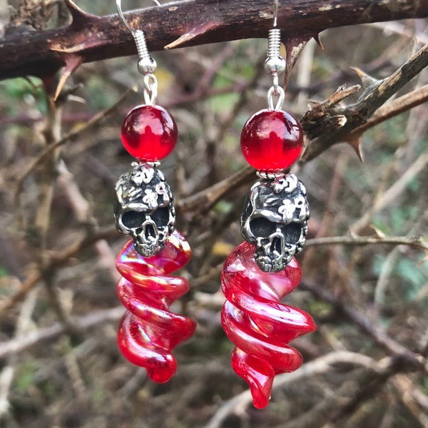 Boucles d’oreilles pendantes skull argent et perle en verre rouge