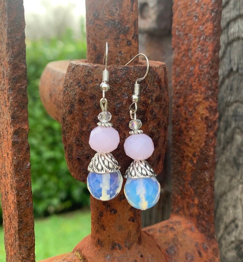 Boucles d'oreilles pendantes avec perles en verre de couleur transparente et rose image 2