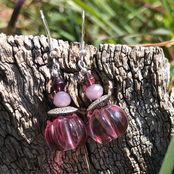 Boucles d’oreilles pendantes perle en verre bouton de fleur violine