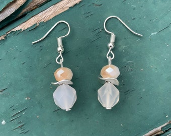 Fines petites boucles d’oreilles en perles de couleur blanche et crème