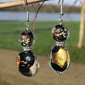 Boucles doreilles pendantes perle en verre noire, dorée et argentée image 3