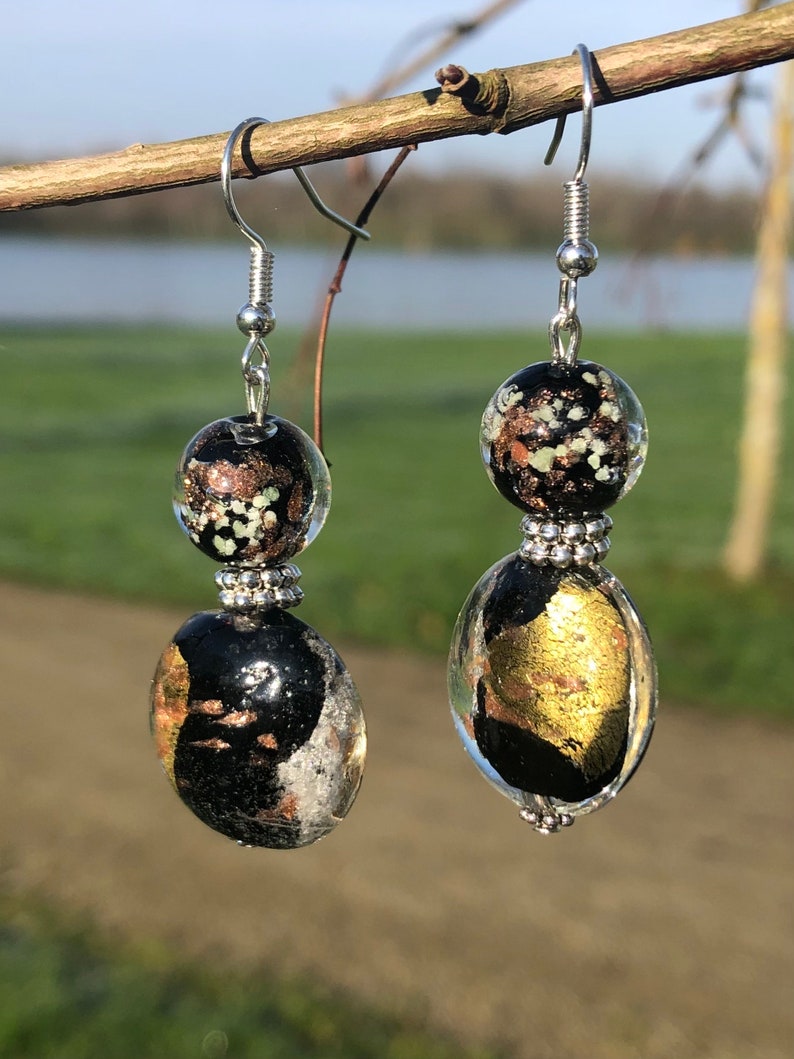 Boucles doreilles pendantes perle en verre noire, dorée et argentée image 3