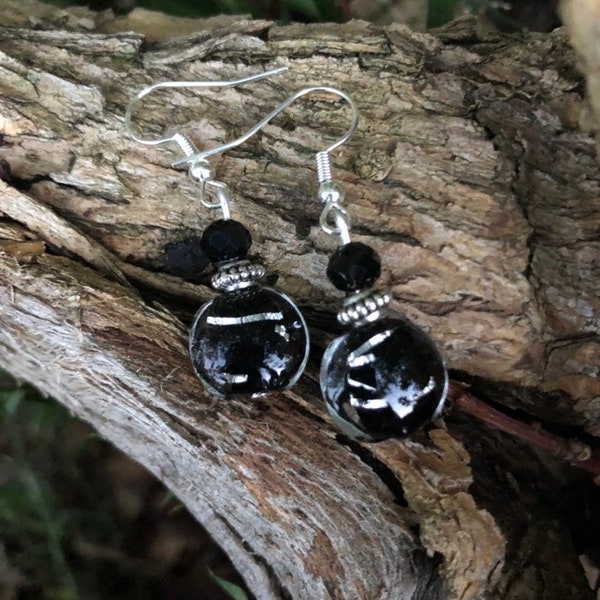 Fines boucles d’oreilles argent et perle en verre noire.