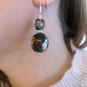 Boucles doreilles pendantes perle en verre noire, dorée et argentée image 4