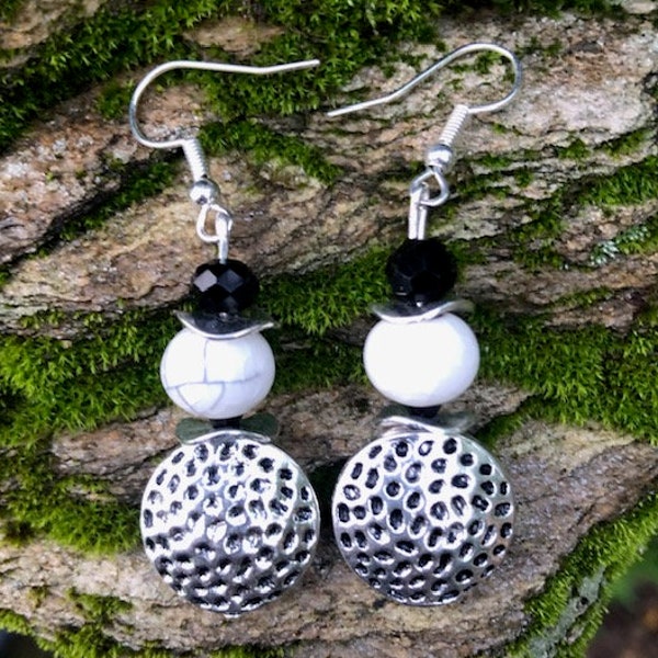 Boucles d’oreilles pendantes perle martelée de couleur argent et perle beige